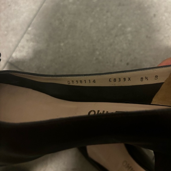 Ferragamo Women’s Vara Pump, black, size 8.5 - Picture 4 of 4